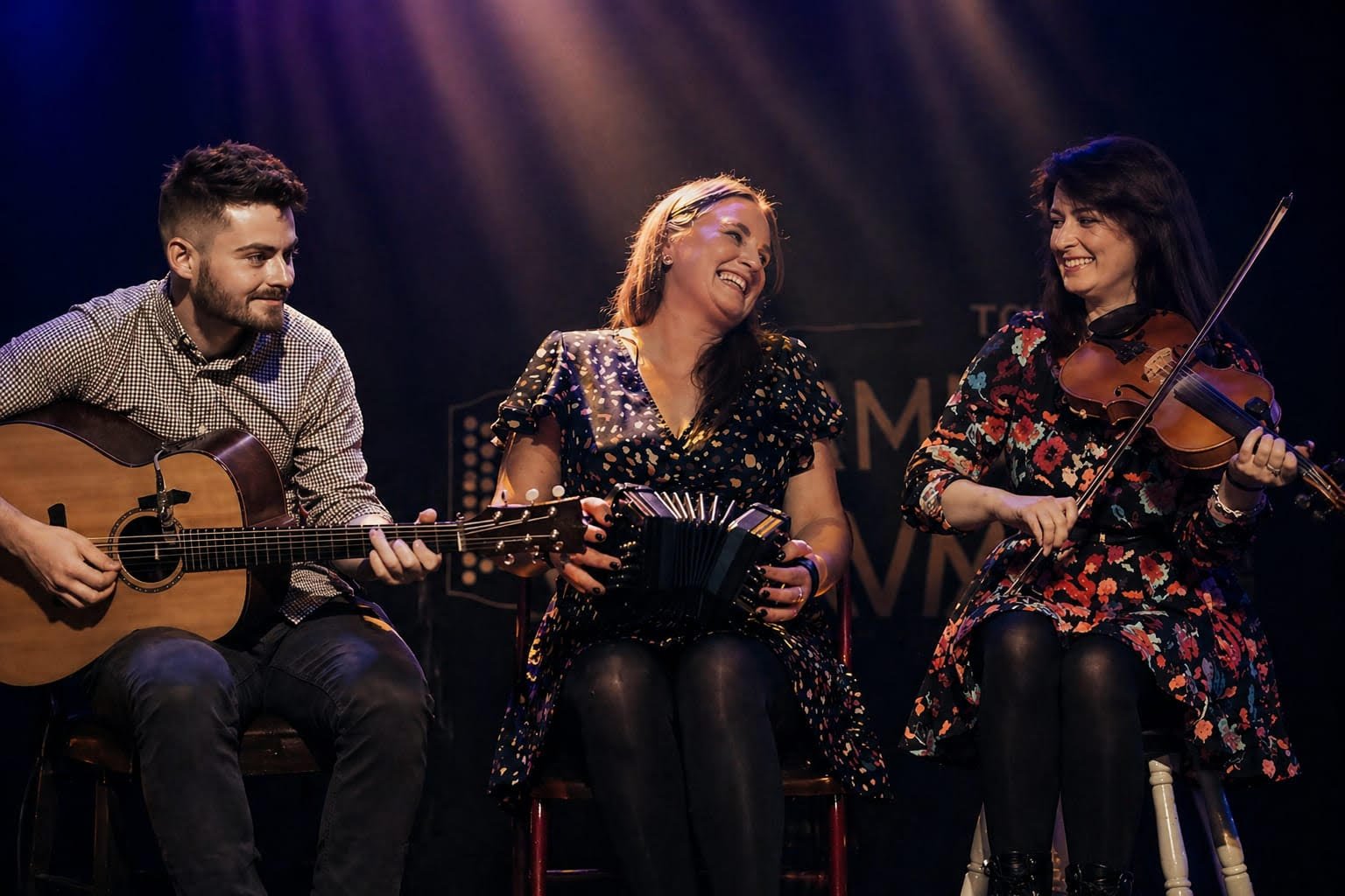 Trio de musique traditionnelle irlandaise - Greta Curtin, Jessie Healy et Darragh Horan